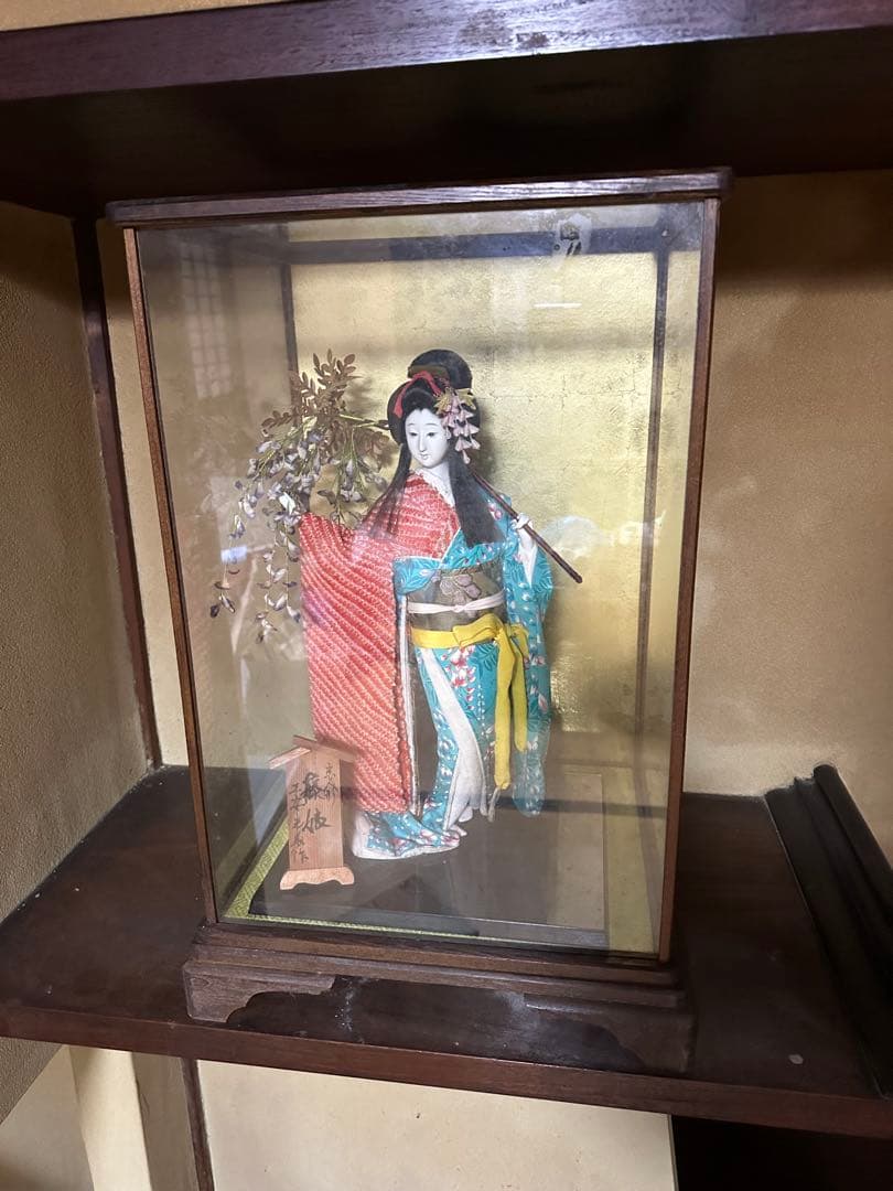伝統的な日本人形 花飾り付き