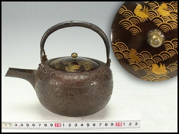 古鉄 纏枝蓮花紋 蒔絵蓋 鉄瓶 注器(K-LC688)