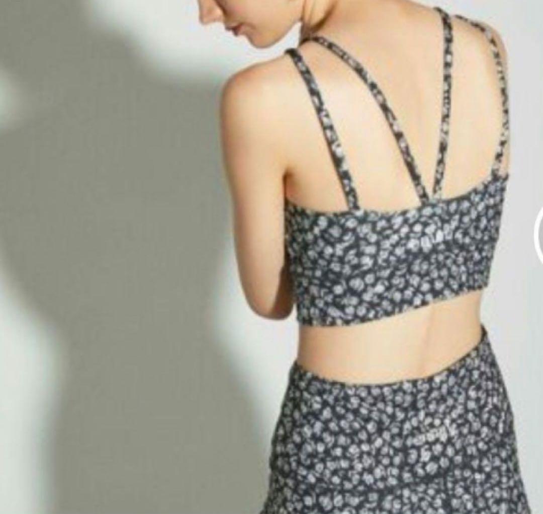 新品　emmi yoga エミヨガ　ヨガウェア　ブラック　花柄　バラ？　S