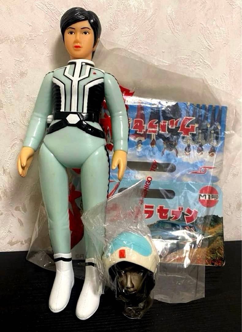 アンヌ隊員　ソフビ人形　サイン入り