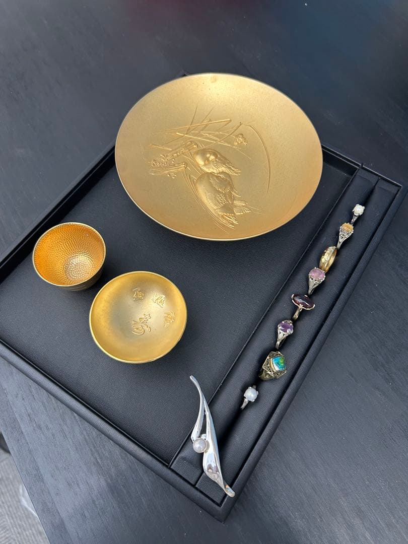 宝石付きリングと金杯セット