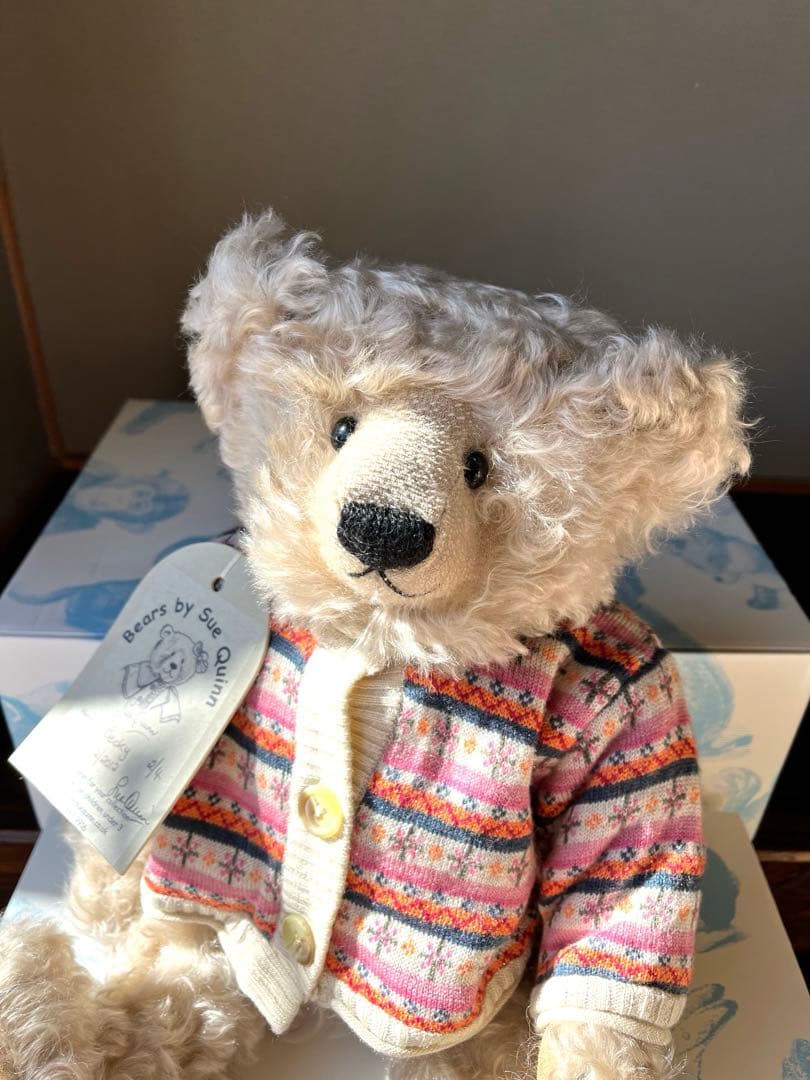 有名作家 スー・クィーンさんの女の仔ベア