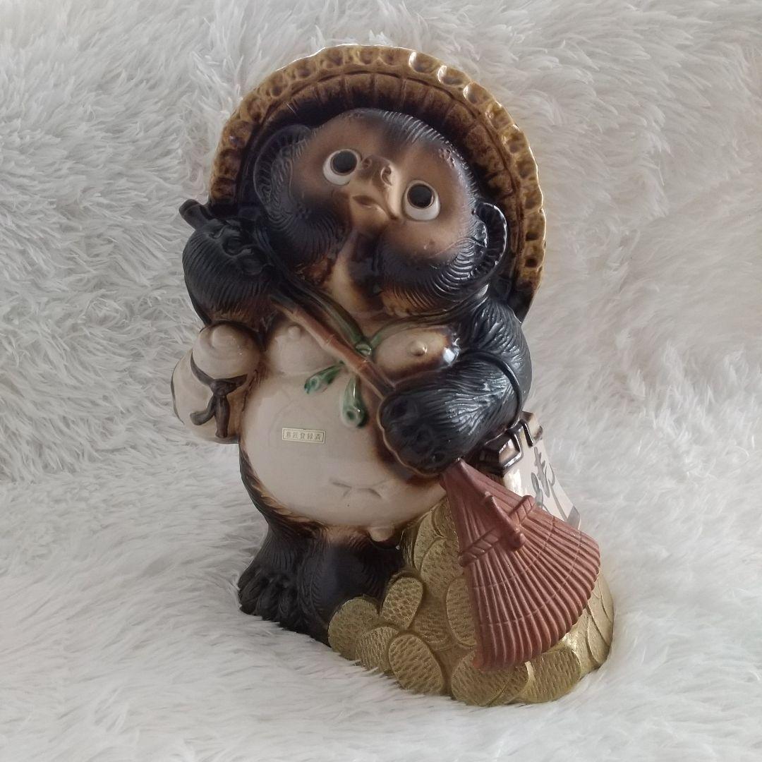 【信楽焼】陶器製 たぬきの置物 意匠登録済 福運を掻き込む 福熊手