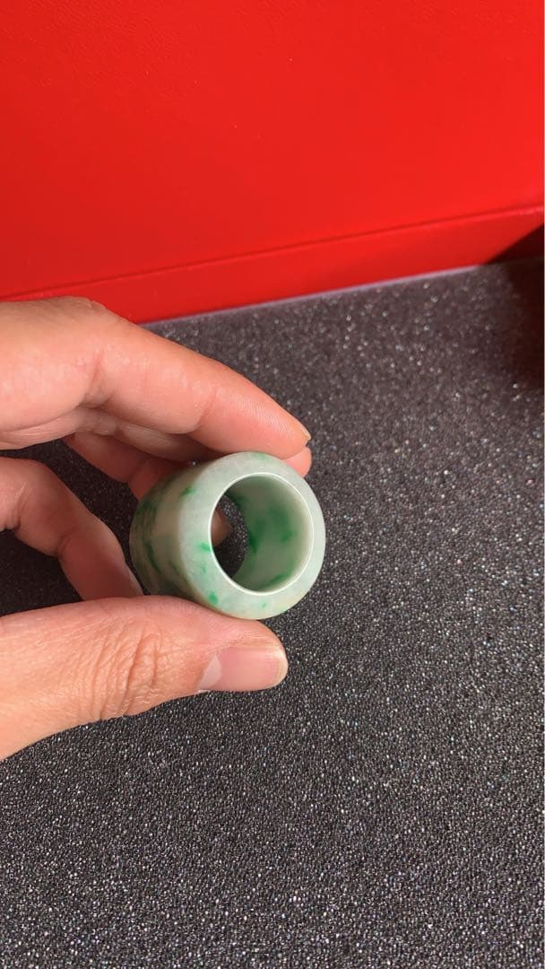 【清朝末期・天然翡翠】満族の扳指／飄花玉／布箱付