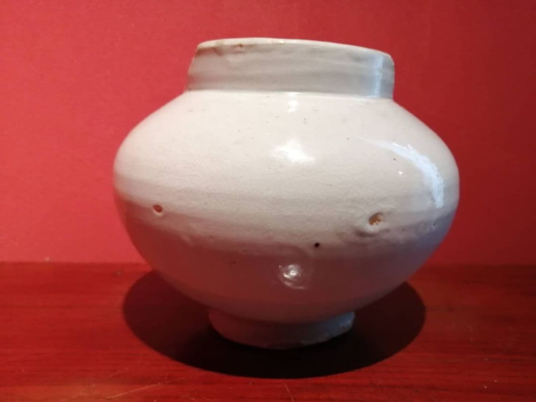 李朝白磁　丸壺（割れ、欠け、窯傷あり）
