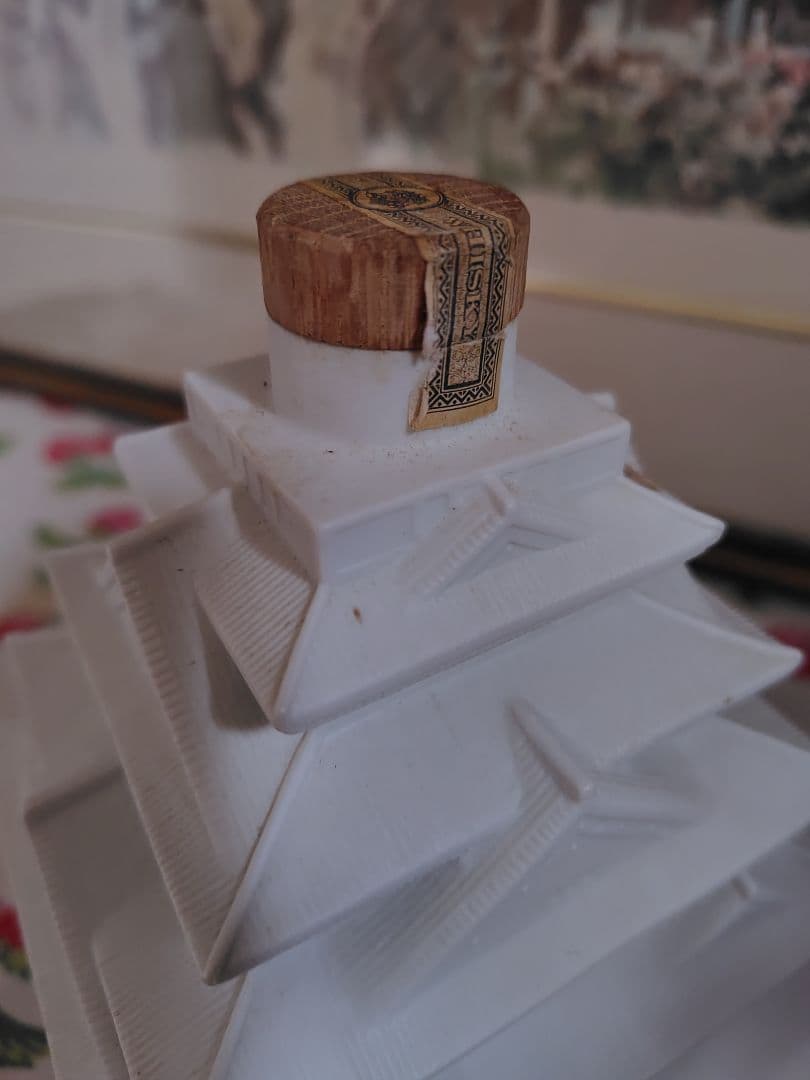 サントリー　ウイスキー　大阪城型ボトル　陶器　未開栓　古酒　ローヤル