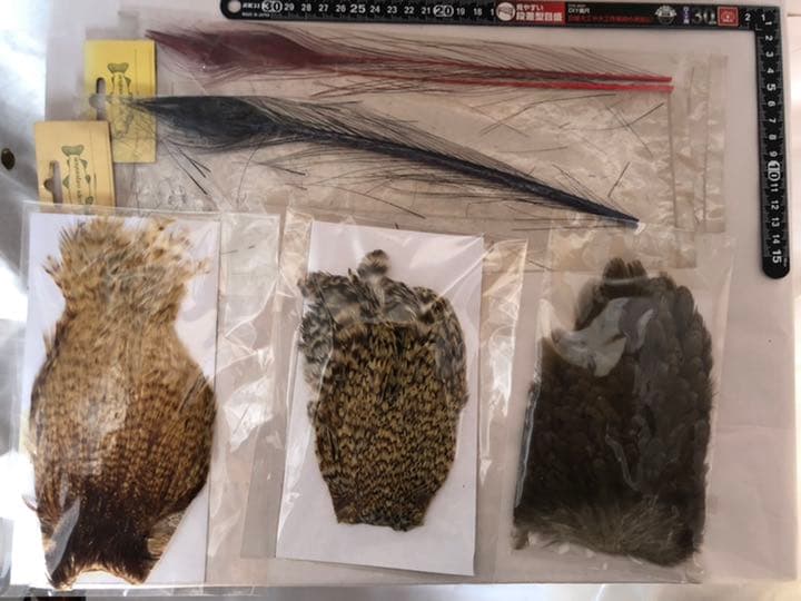 『匿名配送』フライフィッシングマテリアル大量ツール(ケース付)