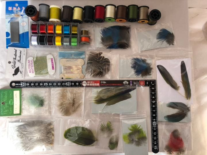 『匿名配送』フライフィッシングマテリアル大量ツール(ケース付)