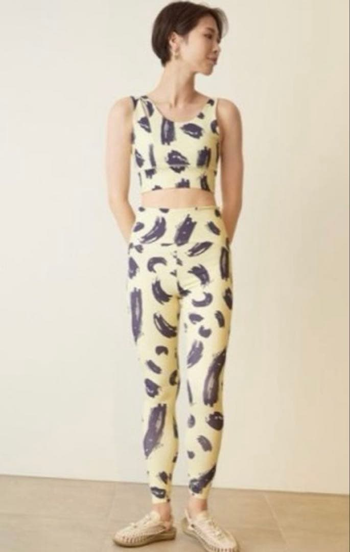 【emmi yoga】emmiオリジナルアート柄レギンス　ブラトップセットアップ