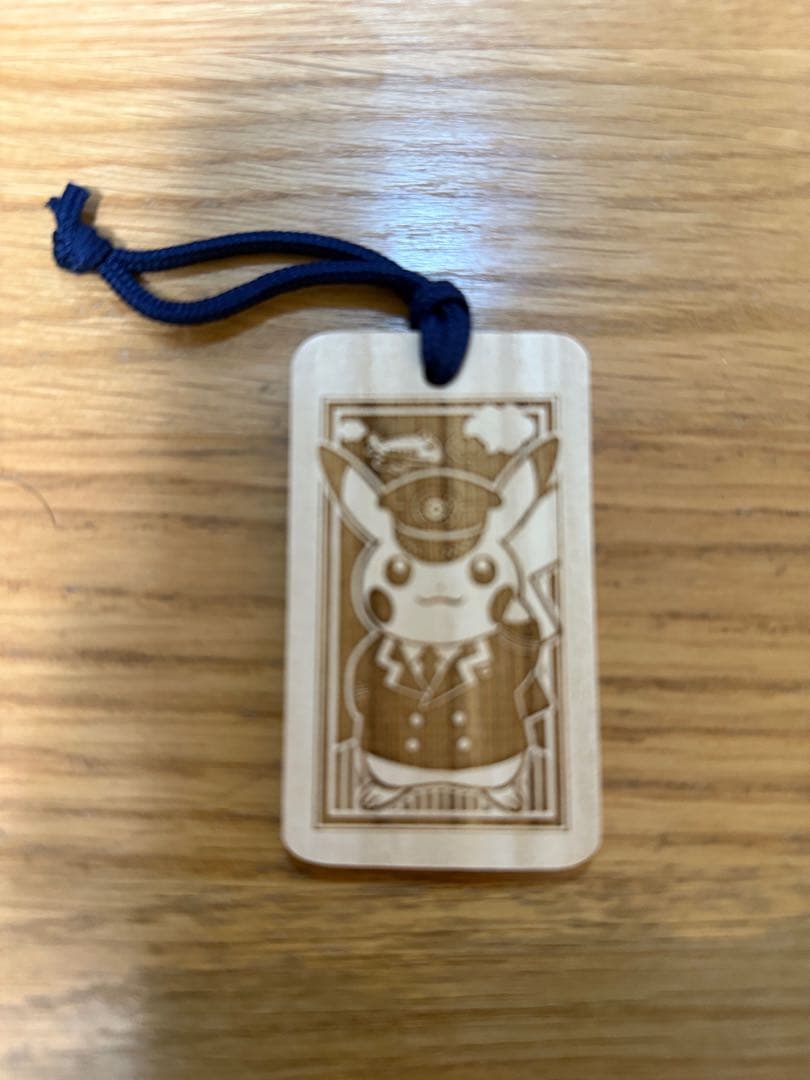 ANA ピカチュウジェット　木製ストラップ 制服デザイン