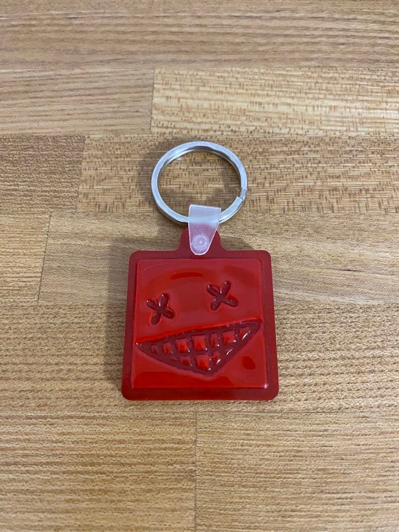 米津玄師　 キーホルダー　ニンマリ　赤　ピースサイン