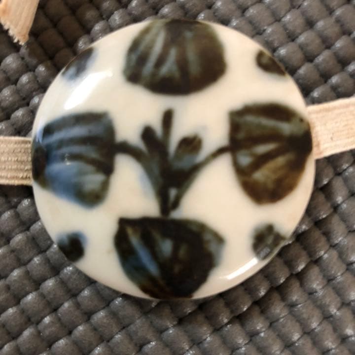 新井謹也 孚鮮 作 帯留め　呉須　椿