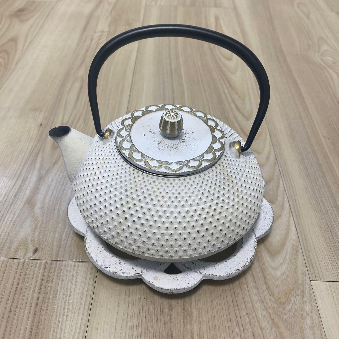 南部鉄器【南部宝生堂 及富 OITOMI】令和霰　瓶敷セット (ホワイト 白）