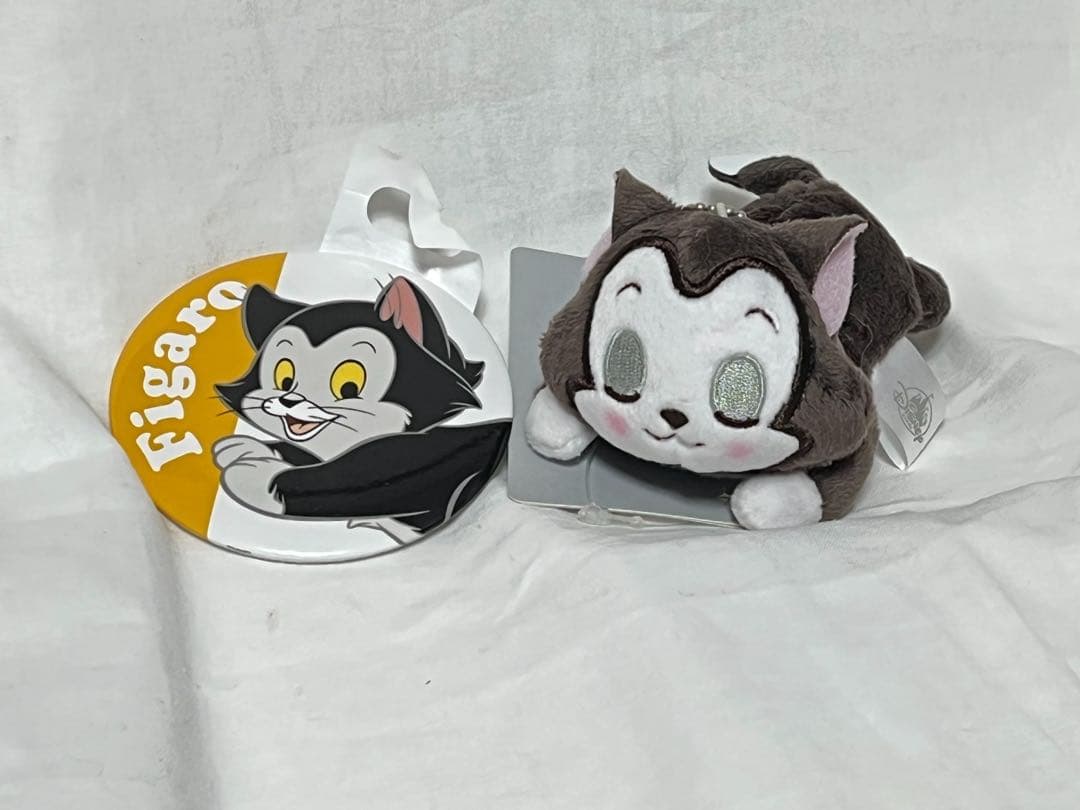 匿名配送/フィガロ プラッシュキーチェーン＋缶バッジ ピノキオ