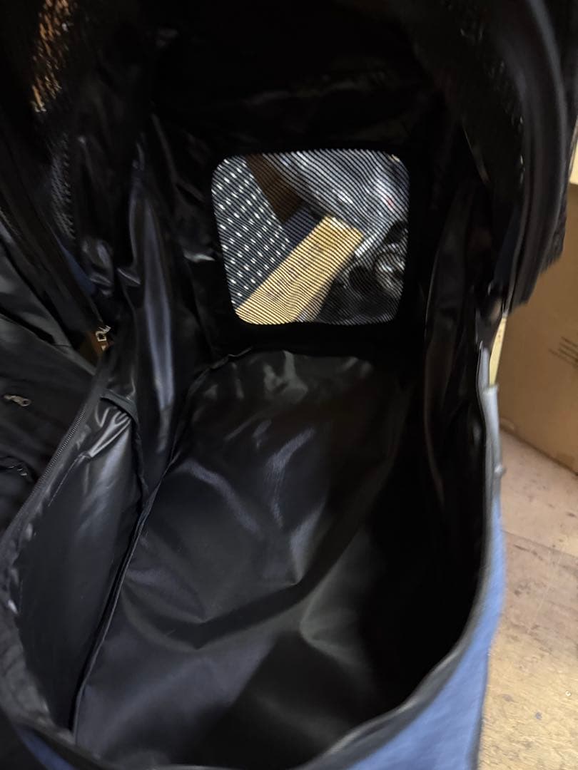 ブルーのメッシュカバー付きペットカート