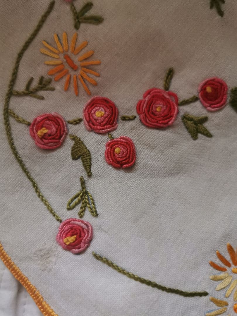 アンティークフランス 赤ピンク バリオンローズステッチ 橙西洋菊 リネンドイリー