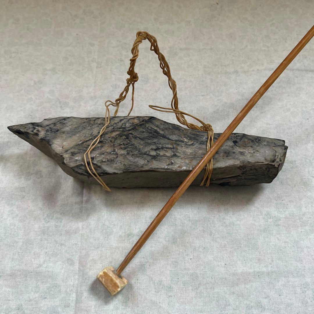 【希少・長さ28cm、約1.2kg】かんかん石 （サヌカイト)鹿叩き棒付き