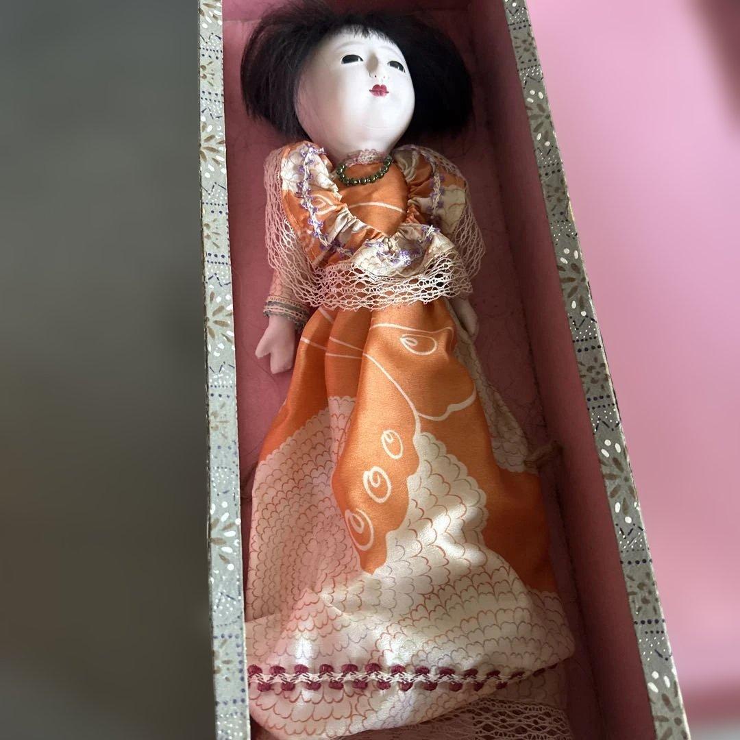 曰く付き…オレンジ色の和装ドレス日本人形