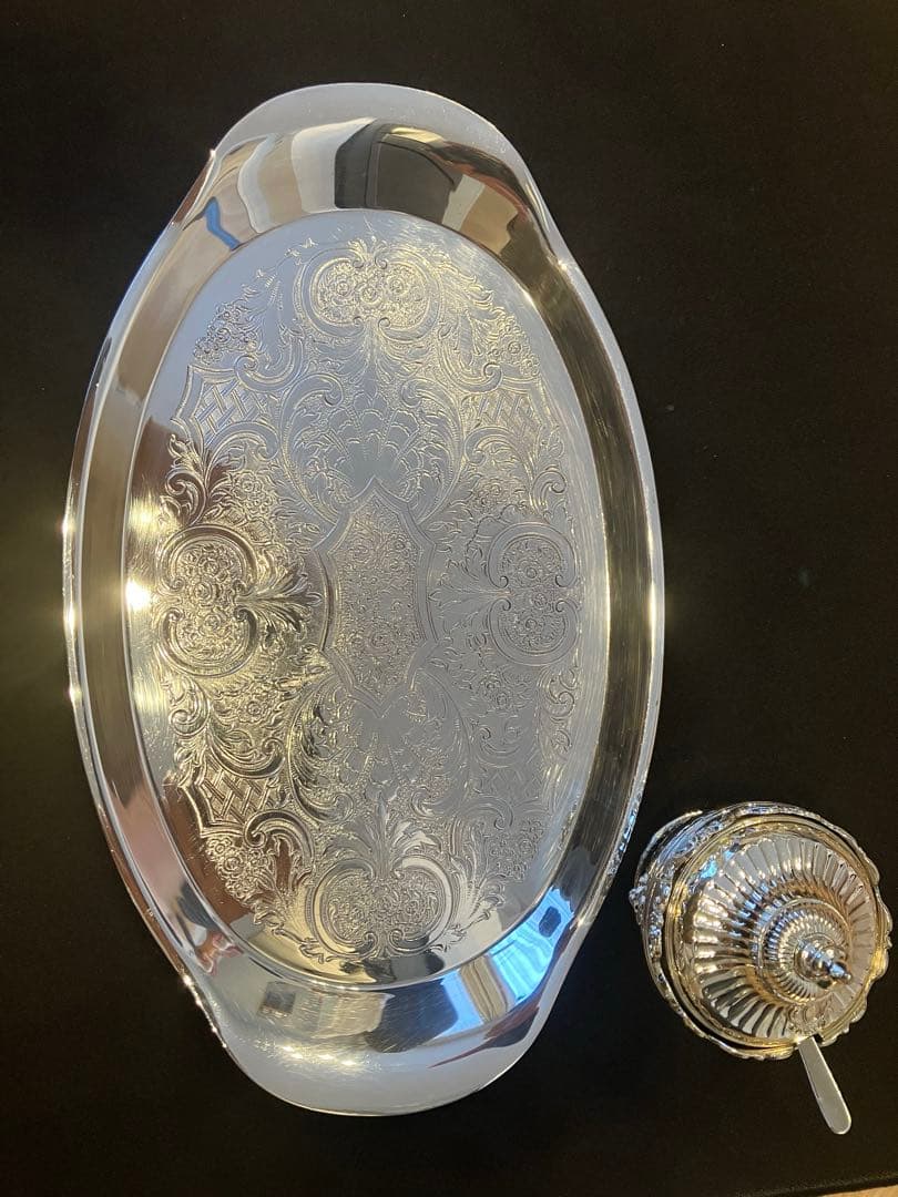 マッピン&ウェッブのシルバーカラートレイと、シルバーの調味料入れセット