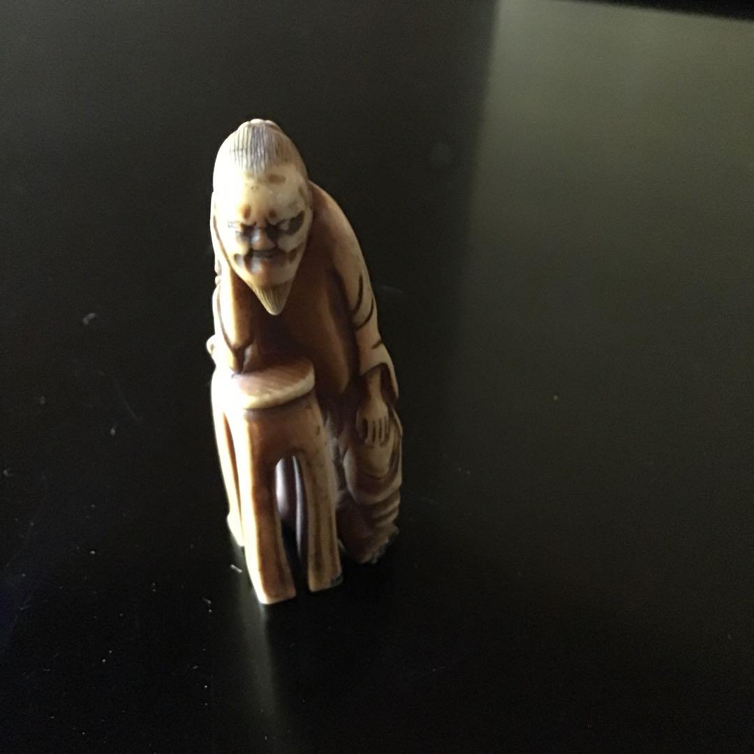 根付け　人物　　材質日本ホンシュウ鹿角　N20