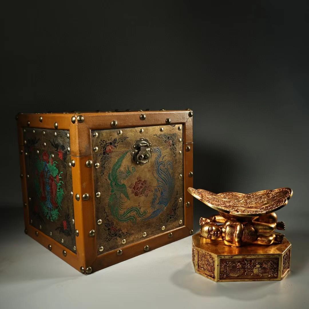 中国古美術・珍品旧蔵・鎏金童子龍鳳枕・鏨刻鎏金・純銅製・高浮彫・箱付き・置物