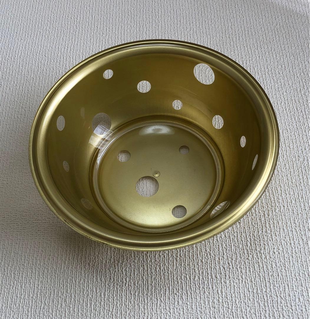 金色のバスチェアと湯おけ