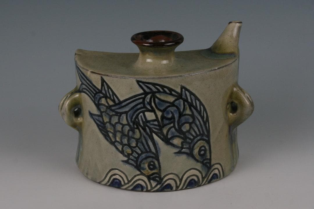 人間国宝金城次郎長男 琉球壷屋焼 登り窯　金城敏男 作 線彫魚文抱瓶（中）