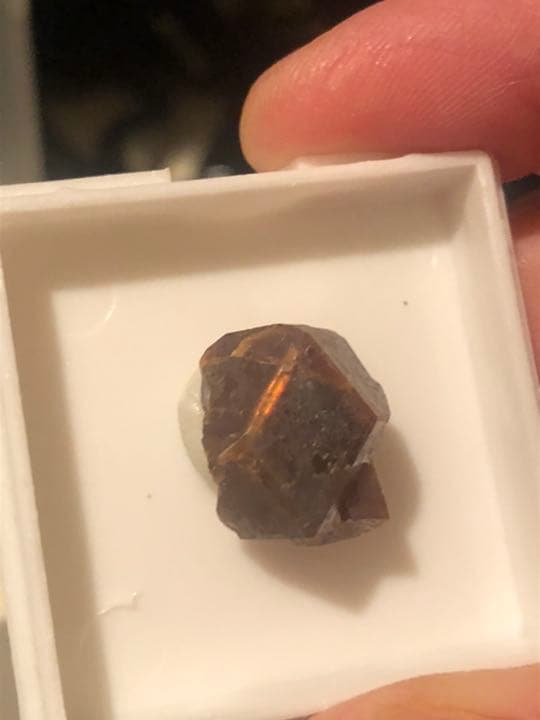 大粒単結晶　ネオンレインボーガーネット