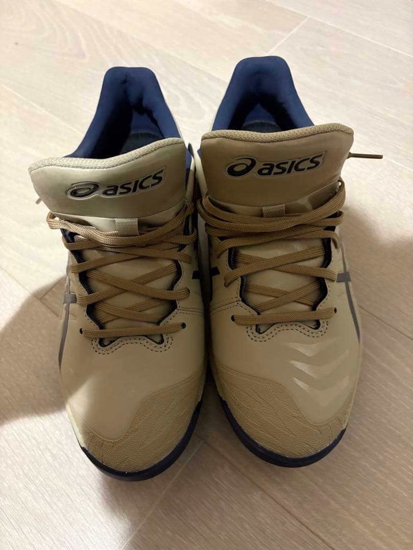 ASICS スパイクシューズ ベージュ/ネイビー
