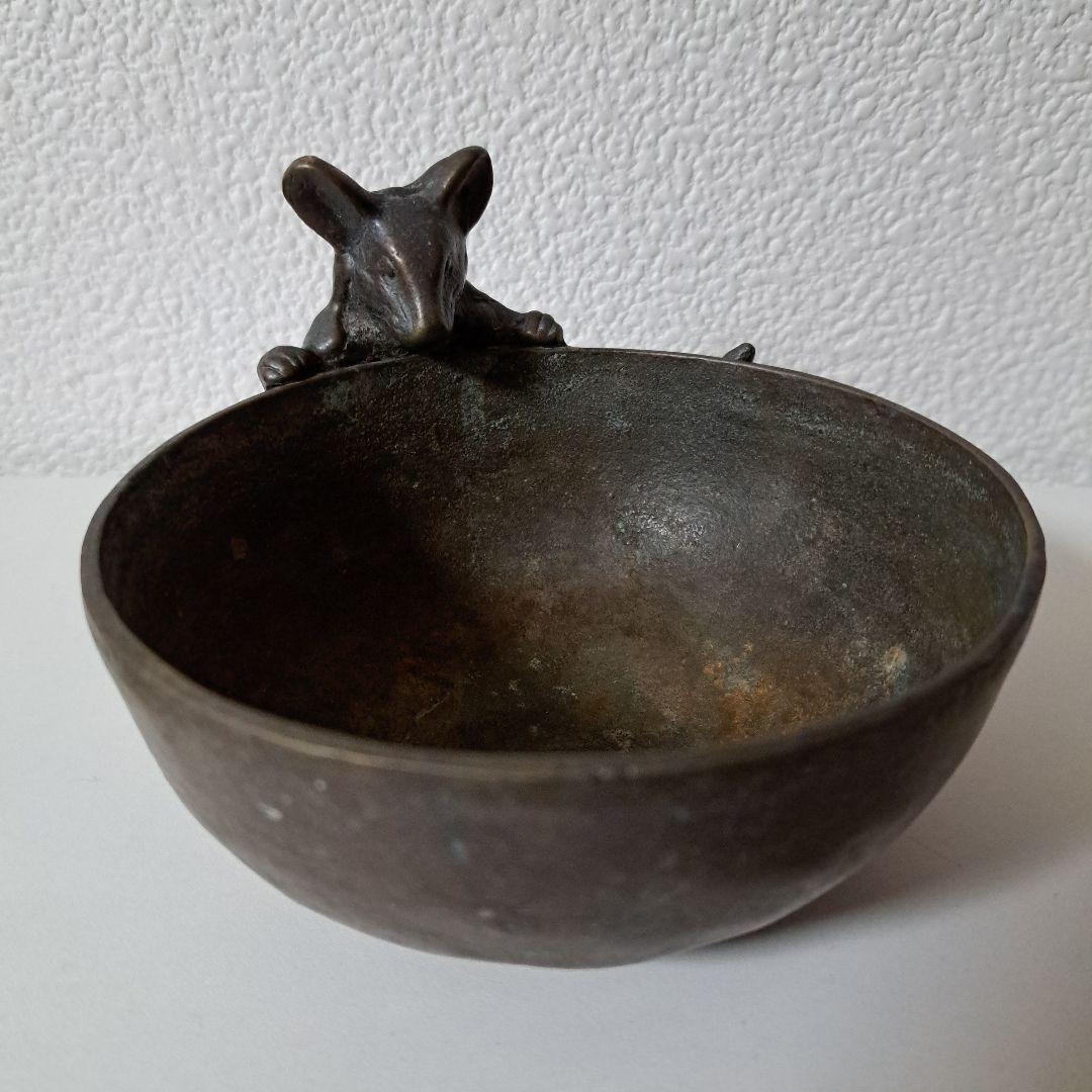 ネズミの装飾付き金属製ボウル