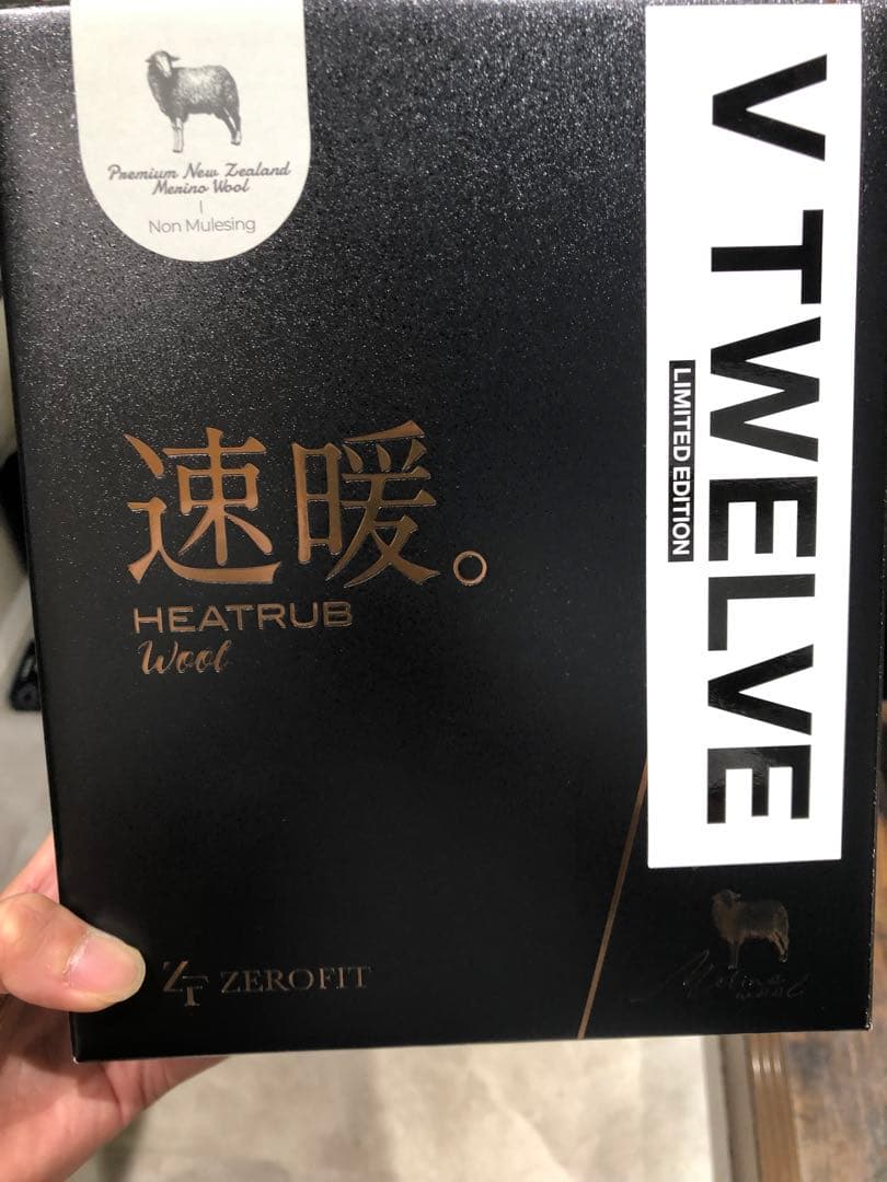 V12 メンズ冬物インナー　速暖