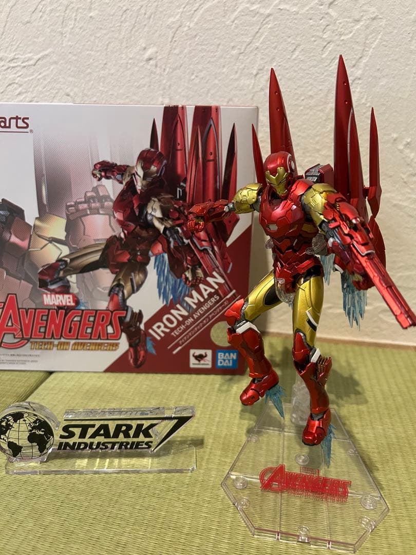 アイアンマン (テック オン アベンジャーズ) & ロゴディスプレイ 付き