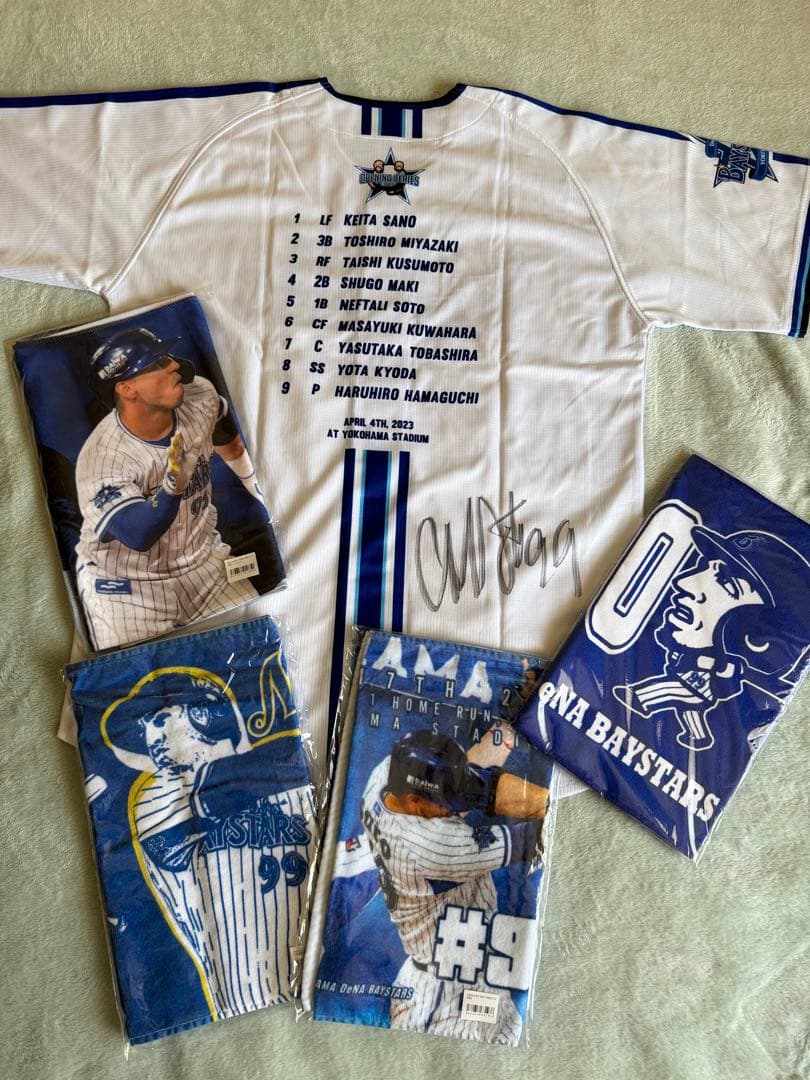 横浜denaベイスターズ ソト選手直筆サイン入りユニ＆タオル