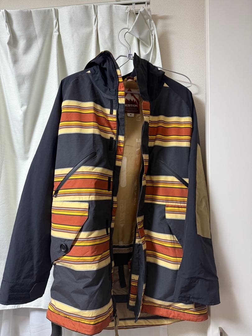 Burtonのメンズスノーボードジャケット
