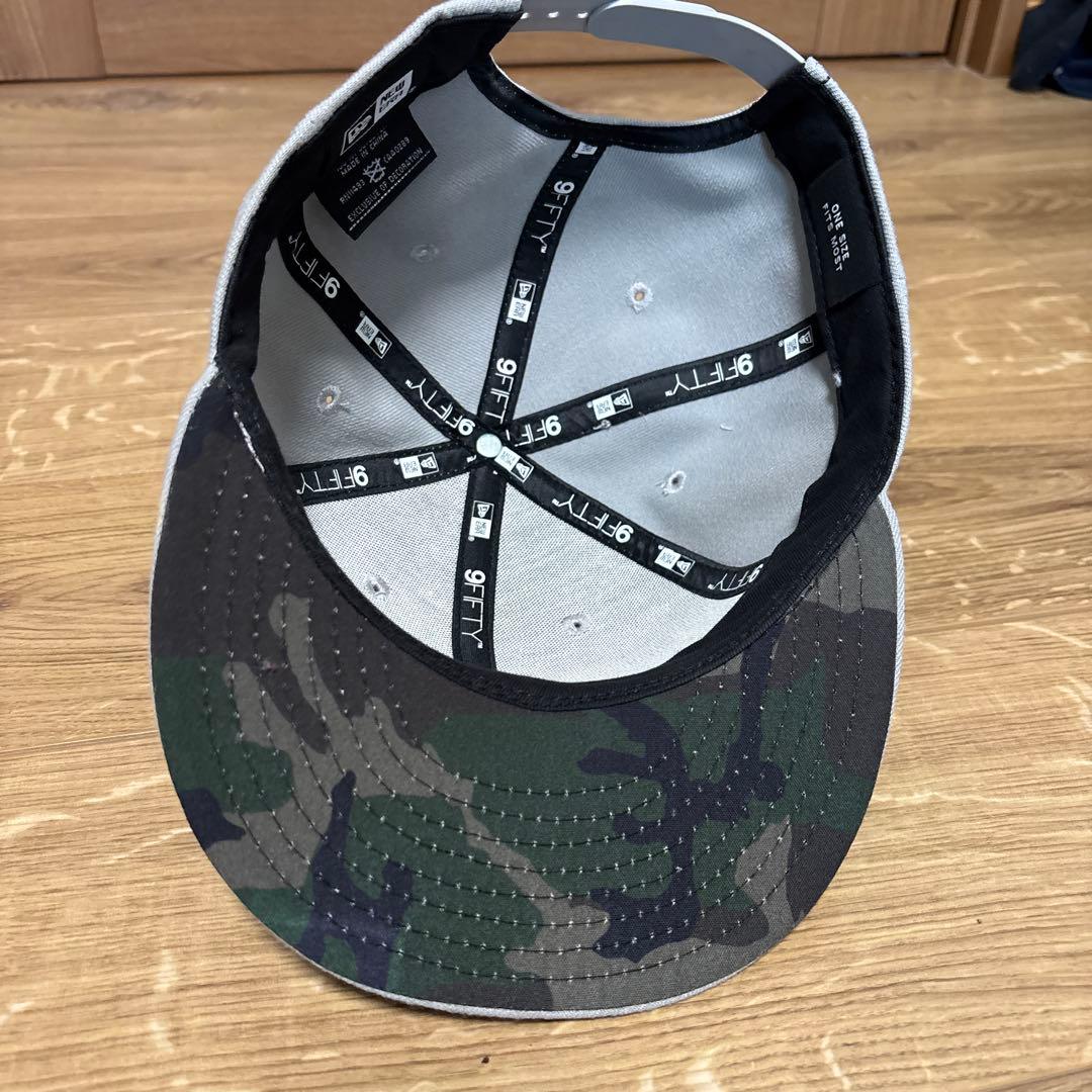 Daiwa グレー スナップバック帽子　NEWERA