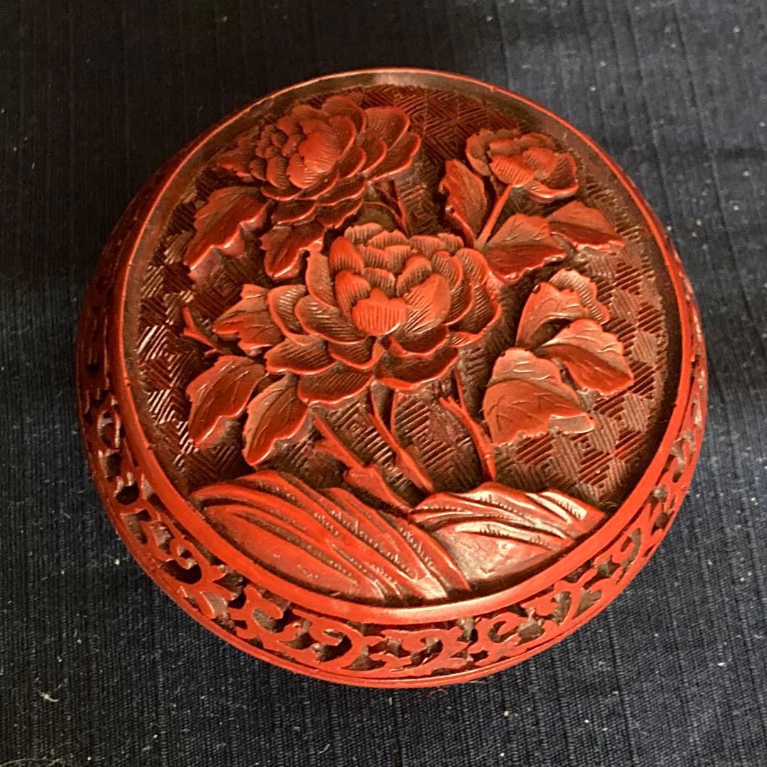 堆朱牡丹雷唐草文香合　中国工芸品
