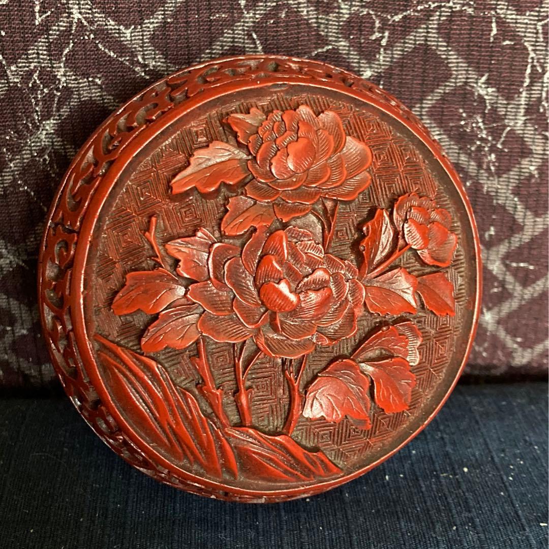 堆朱牡丹雷唐草文香合　中国工芸品