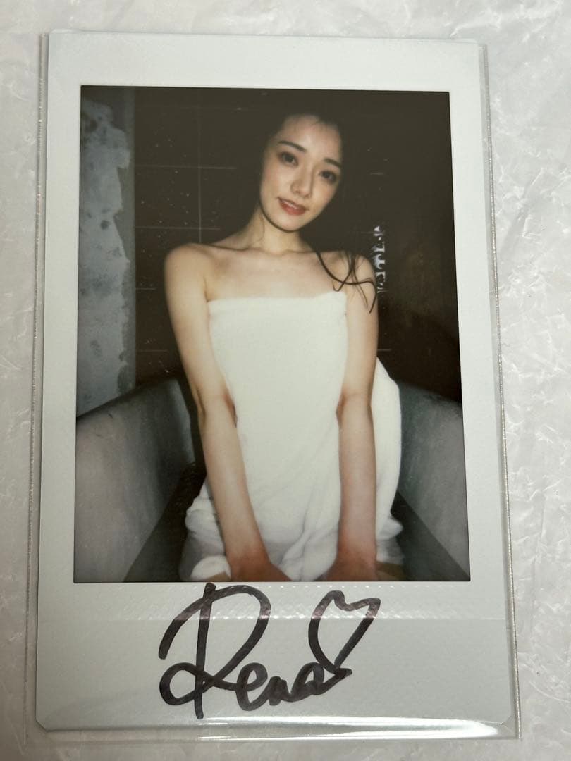 宮下玲奈　直筆サイン入りチェキ　チェキ　おでこ　希少　レア　②