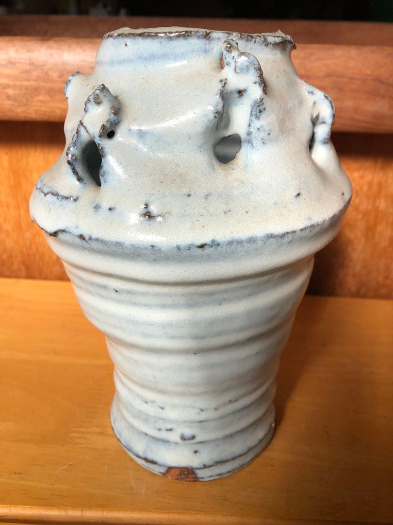 青白色の突起デザイン花瓶 骨董、古美術
