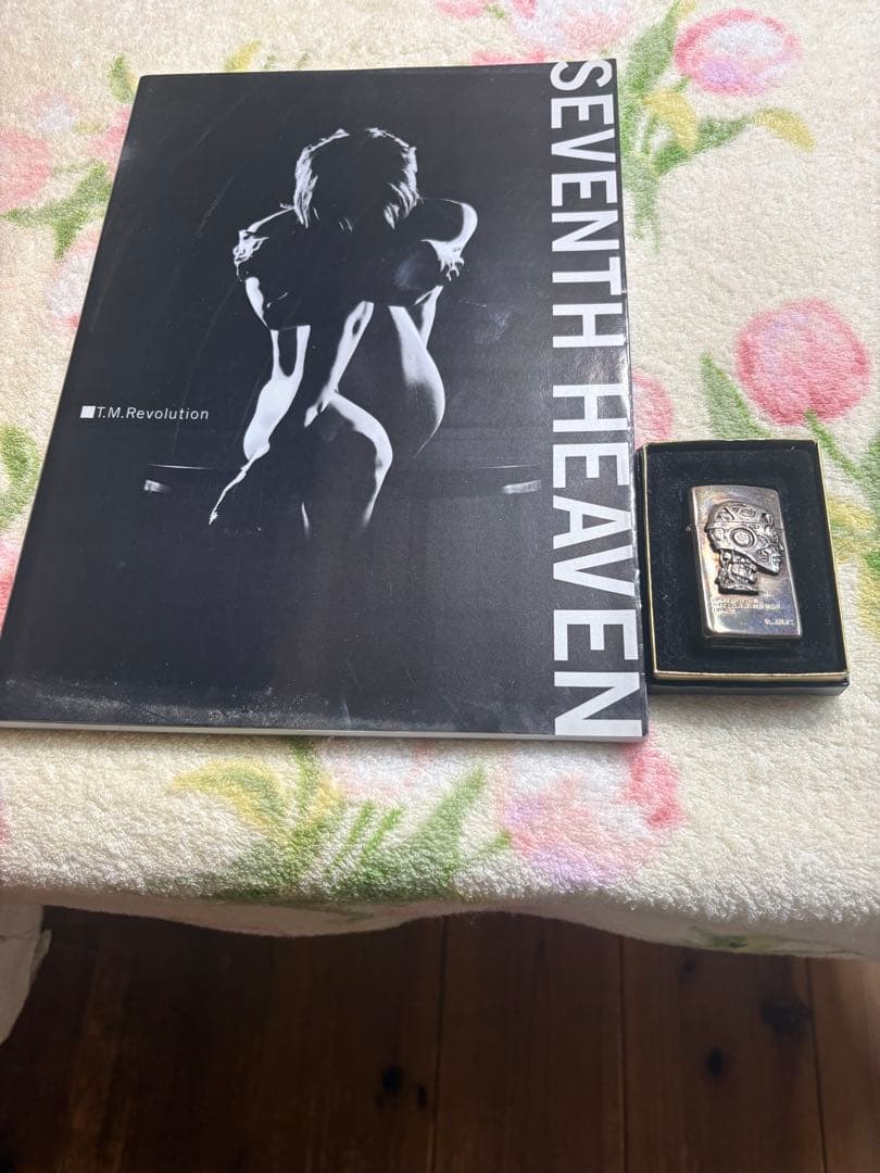 TMレボリューション写真集とジッポライター