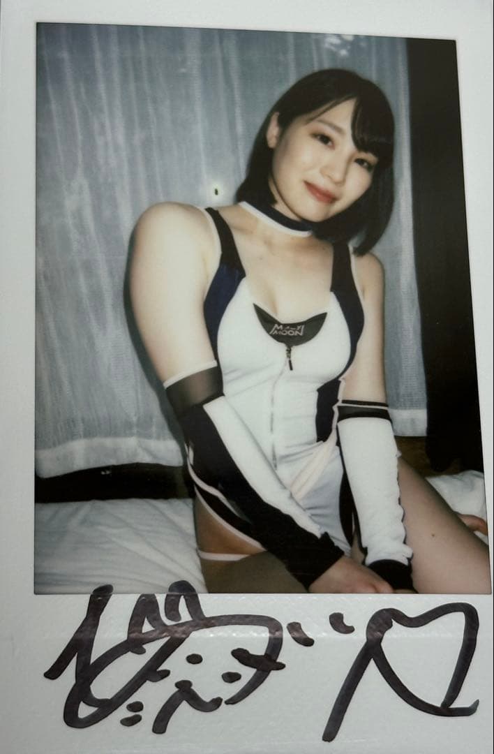 鈴村あいり　直筆サイン入りチェキ　チェキ　コスプレ　白黒