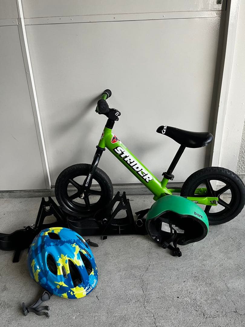 STRIDER バランスバイク 緑色 + Bern ヘルメット