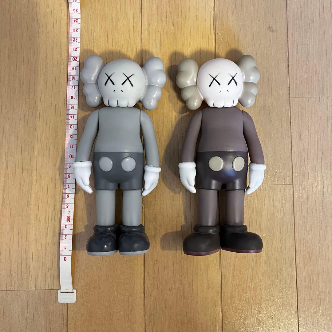 KAWSフィギュア 2体セット