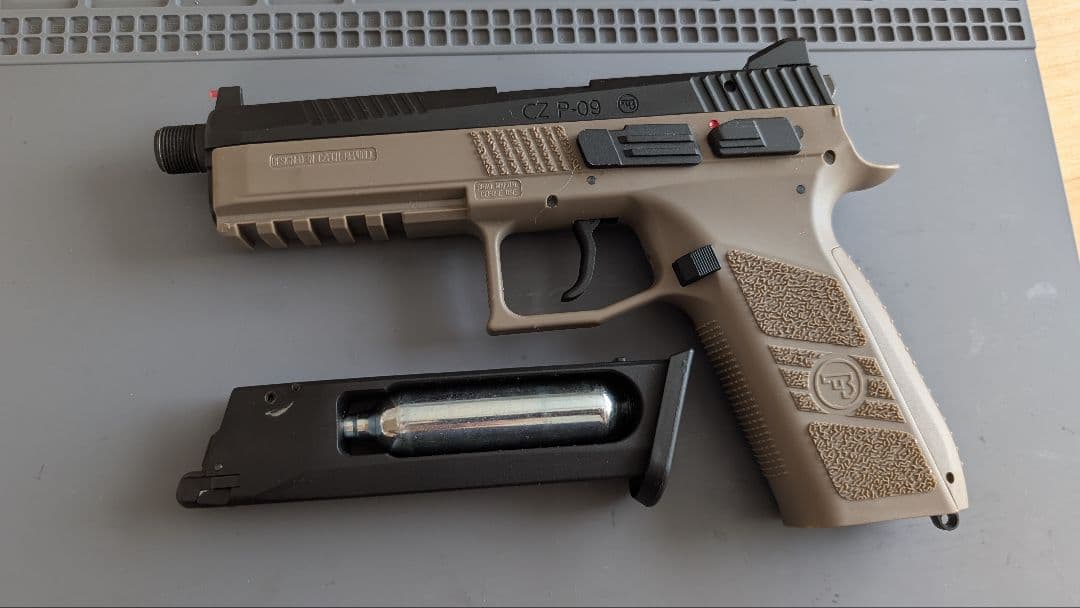 carbon8、CZ P-09 co2 、アウターバレルカスタム品、ボンベ2本
