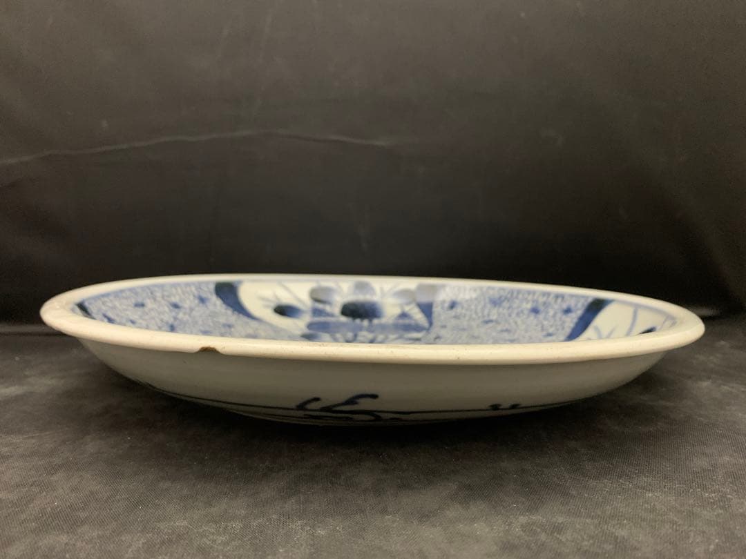 古伊万里　大皿　花　微塵唐草　捻り模様　約直径28.5㎝　/かけ有