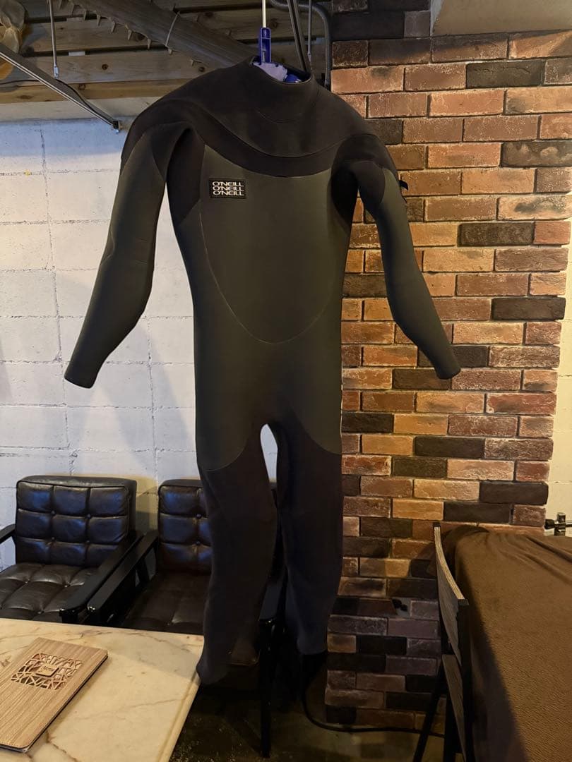セール中2ヶ月間使用　ONEILL 冬用　セミドライ　ウェットスーツ定価16万円
