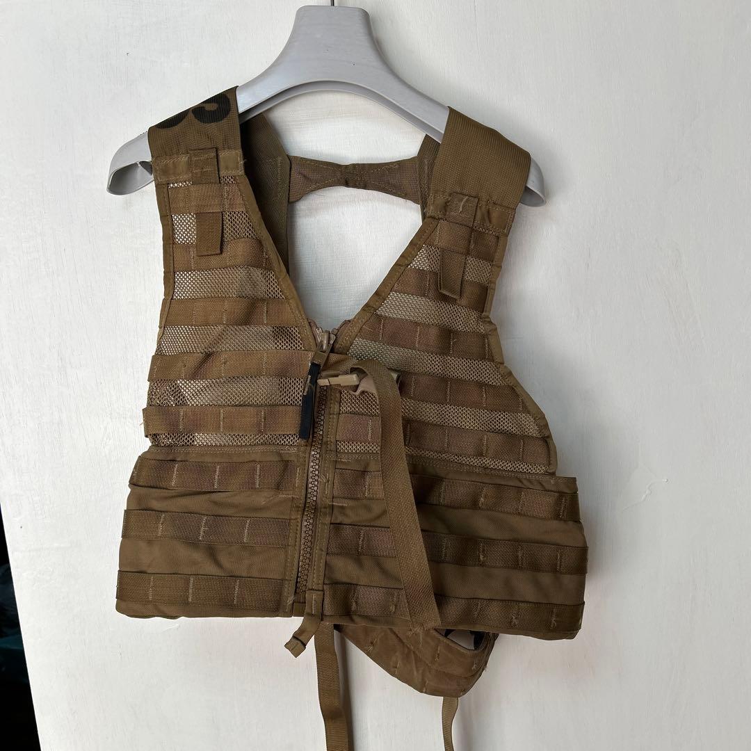 US タクティカルベスト カーキ