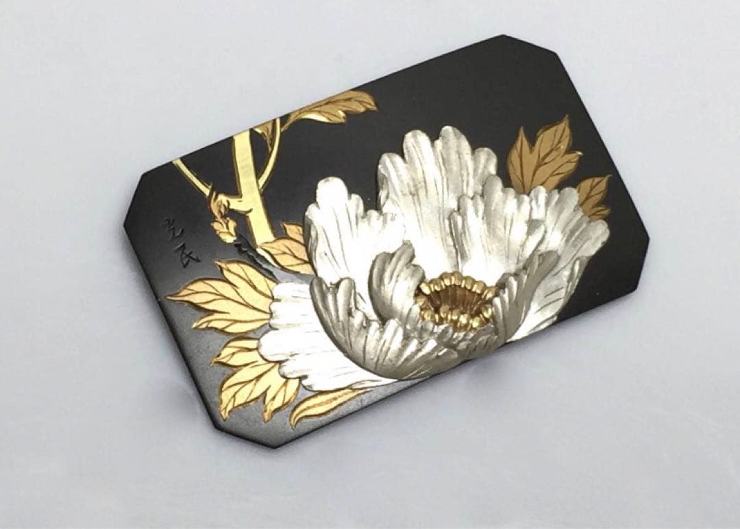 【古美道】光民 四分一地 金銀象嵌 帯留 牡丹 横6cm 金工彫金 アンティーク