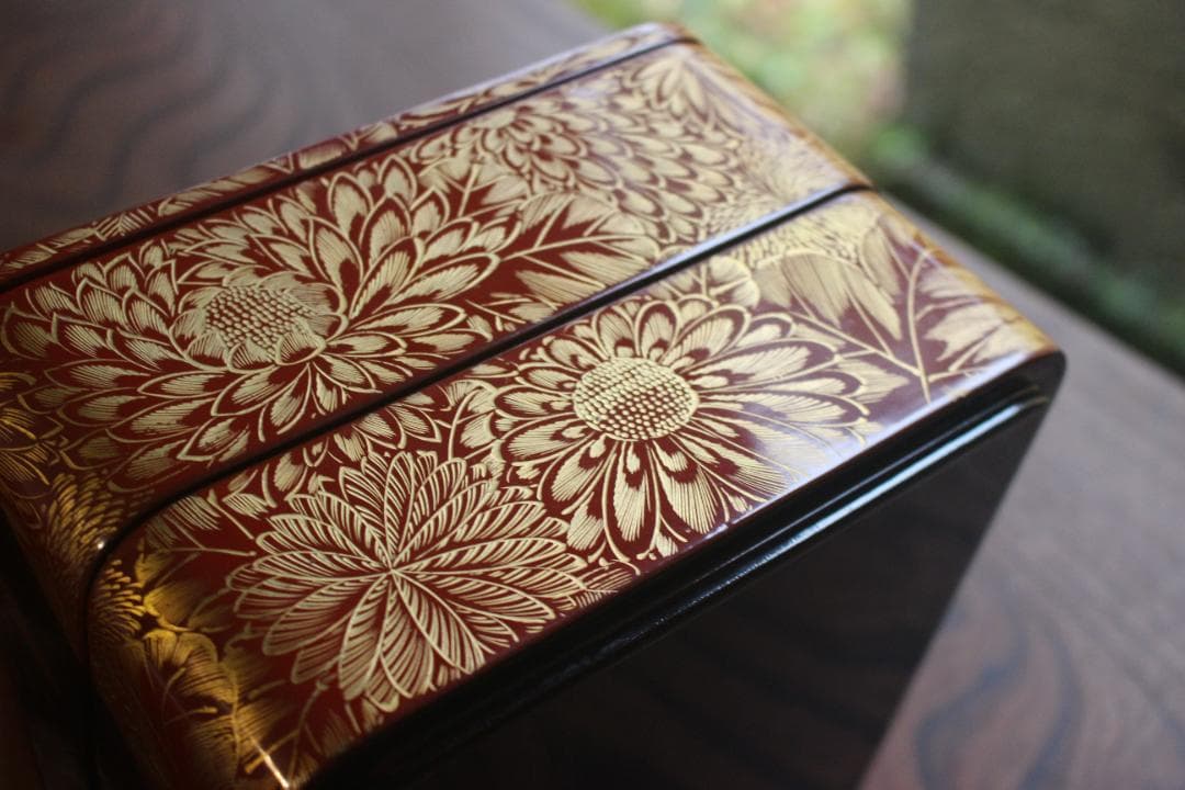 小傷あり！上質朱漆に極上菊詰沈金の映える輪島塗二段重（検重箱お重