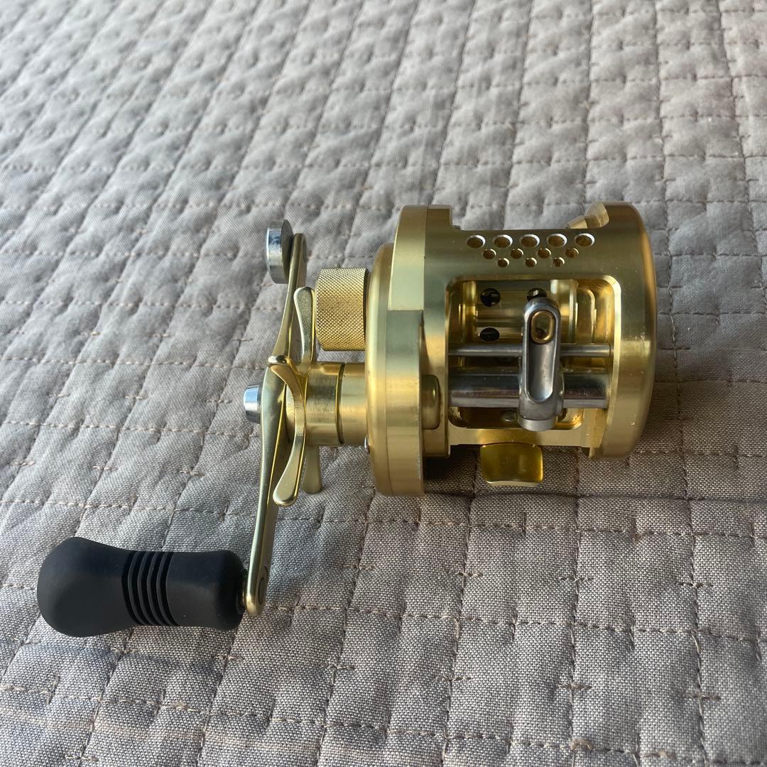 リール Shimano Calcutta Conquest 400F
